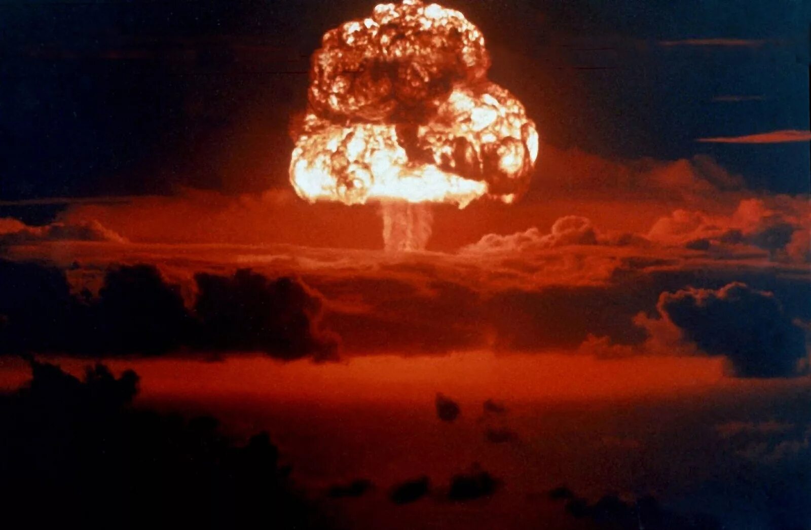 Ядерный взрыв. Взрыв ядерного оружия. Угроза ядерной войны. Ядерный взрыв в Москве.