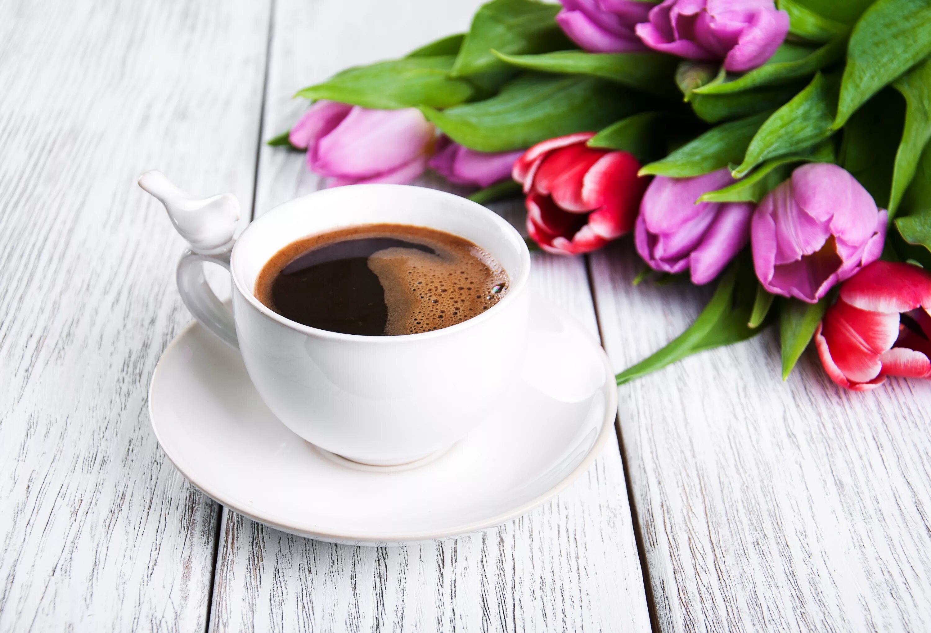 Чашка кофе на столе. Кофе и цветы. Чашечка кофе и цветы. "На чашечку кофе…?!". Кофе и тюльпаны картинки