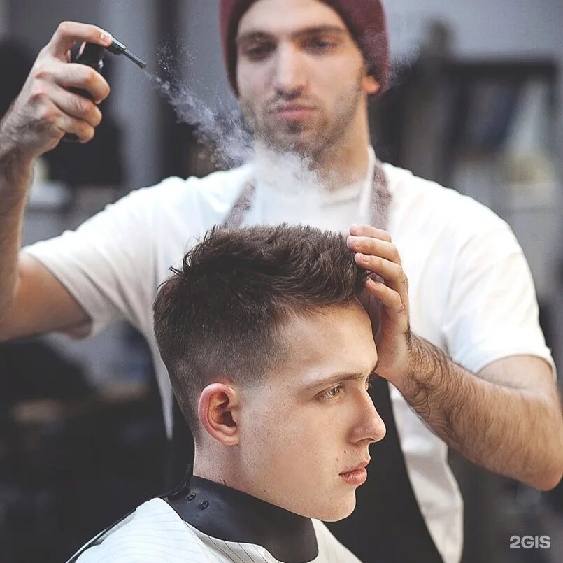 Обычный парикмахер. Мужская парихмариская рядом. Парикмахерская прическа мужские. Мужская парихмариская рядом. Парикмахер-стилист.