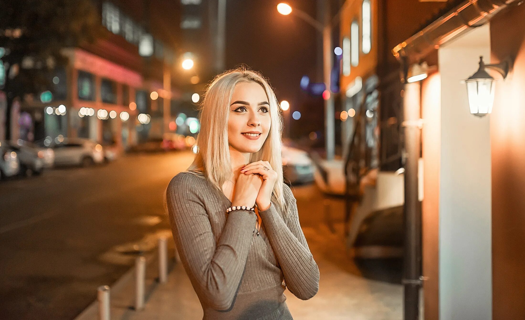 Night blonde. Задумчивая блондинка. Блондинка улыбается. Блондинка в ночном городе. Блондинка ночной город.