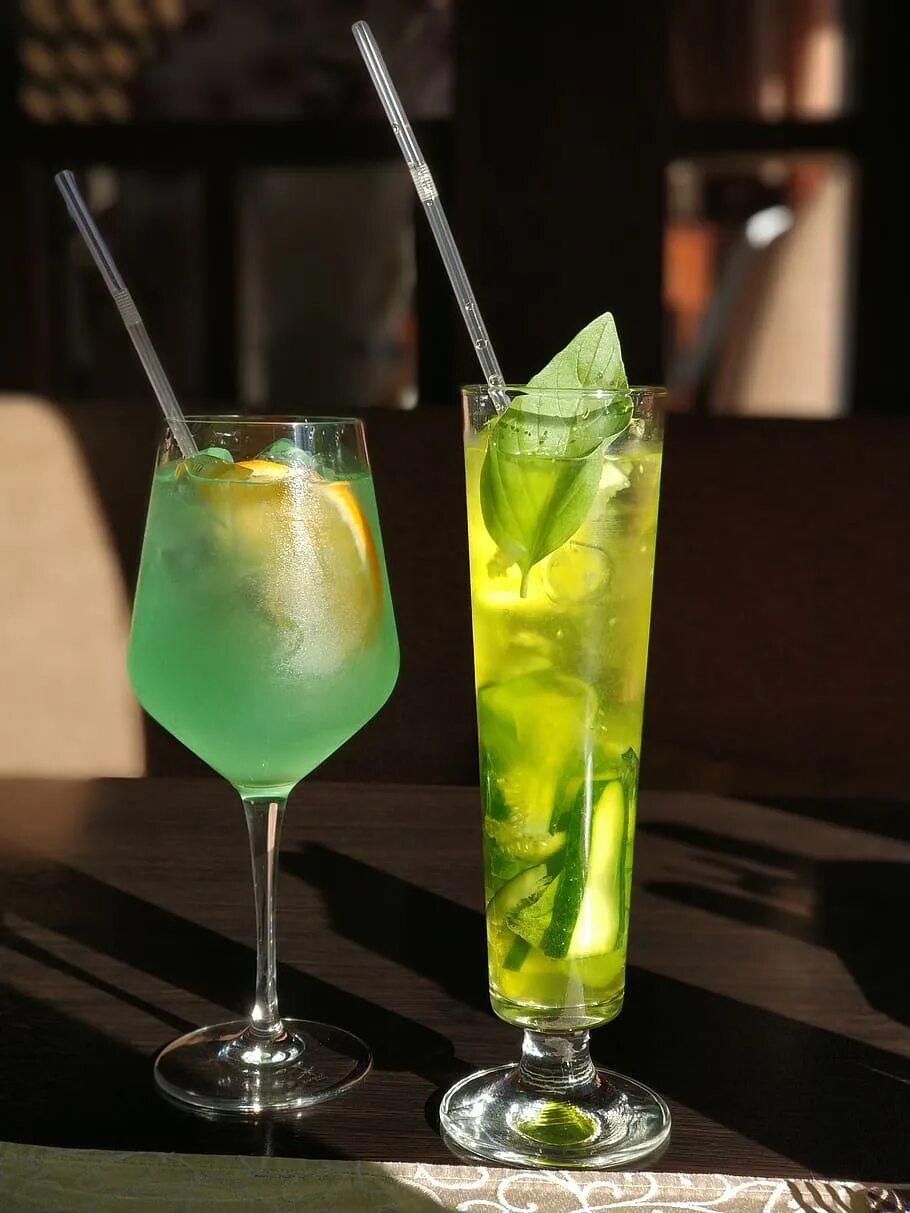 Воздушный коктейль. Коктейль. Алкогольные коктейли. Красивые безалкогольные коктейли зеленый. Бокалы для Мохито.
