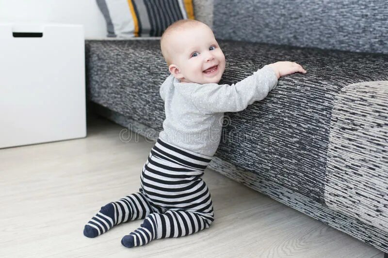 Ребенок встал в 11 месяцев. Ребенок встал в 11 месяцев. Ребенок встал в 11 месяцев. Малыш на четвереньках. Вставание на ноги ребенок.