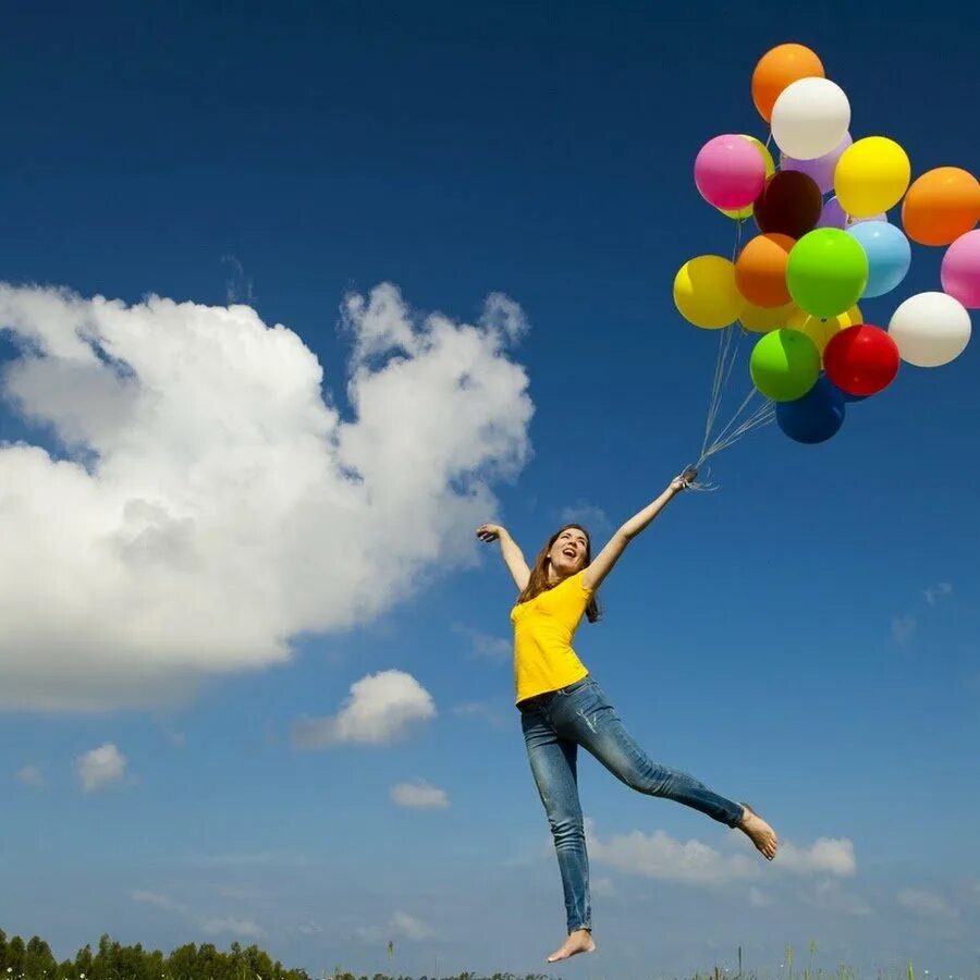 Идея радости. Девушка с воздушными шарами. Человек с шарами. Человек с воздушным шариком. Счастливый человек.