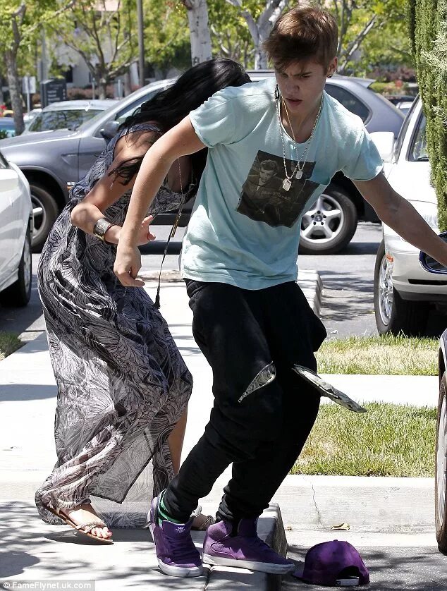 Justin bieber and selena gomez 2017. Justin bieber сейчас 2022. Джастин бибер в 18. Бибер на коленях. Justin bieber and selena gomez 2012.
