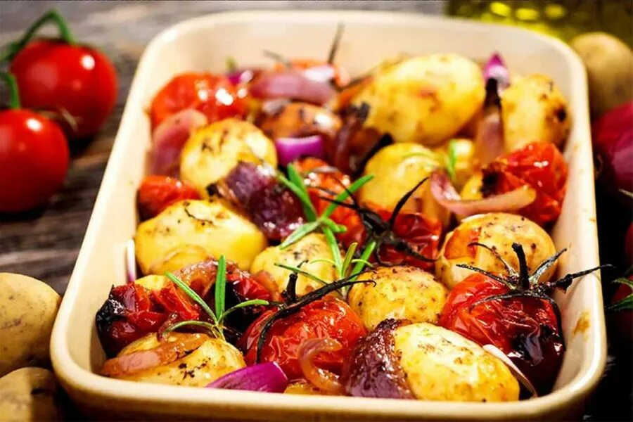 Овощи в духовке быстро и вкусно. Картофель черри с розмарином. запеченная картошка с овощами в духовке. печеная картошка в духовке с овощами. картофель с овощами в духовке запеченные.