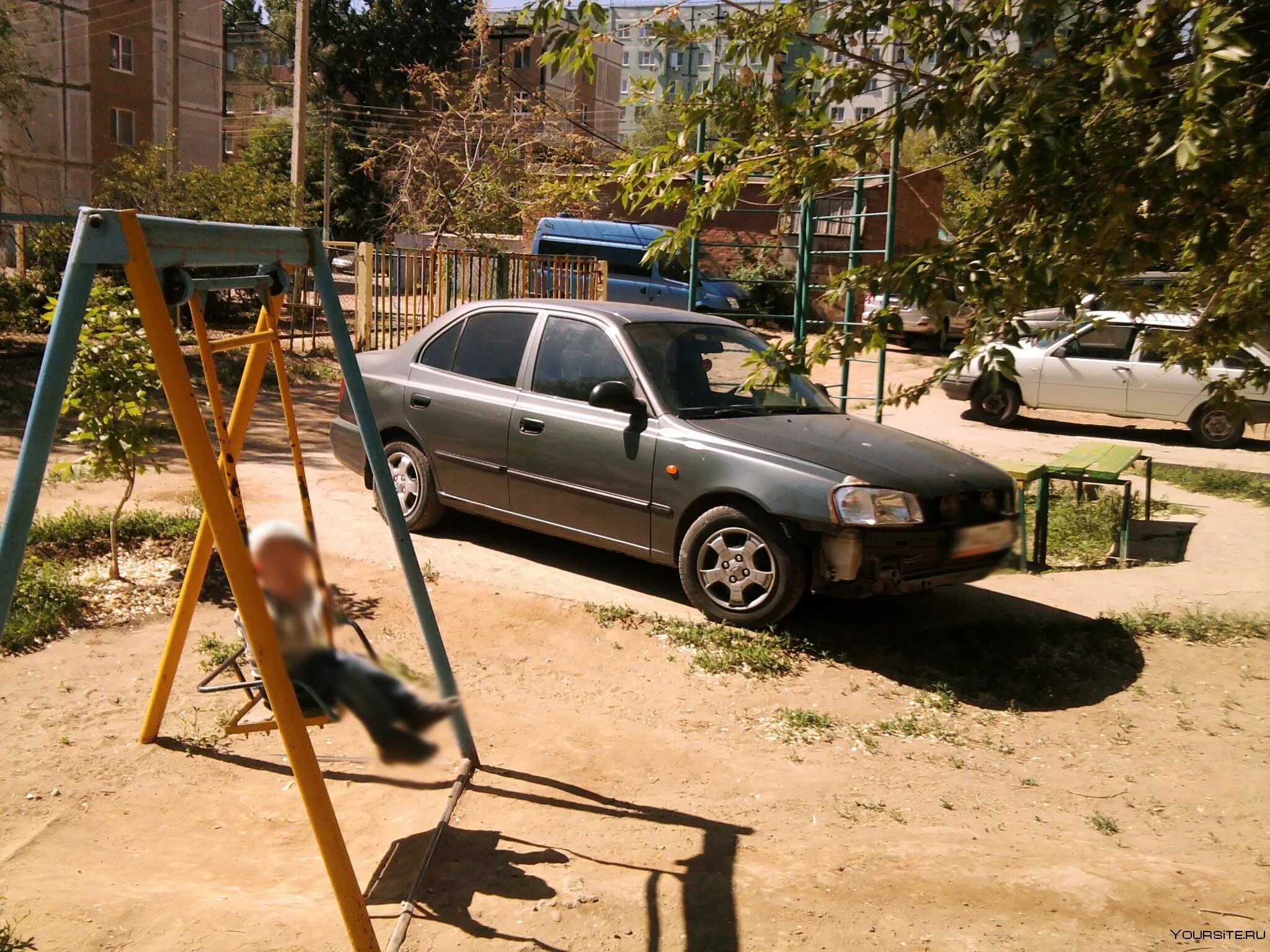 Гражданин сидоров припарковал свой автомобиль на детской. Машина во дворе. Авто на детской площадке. Парковка на детской площадке. Машины для детских площадок.