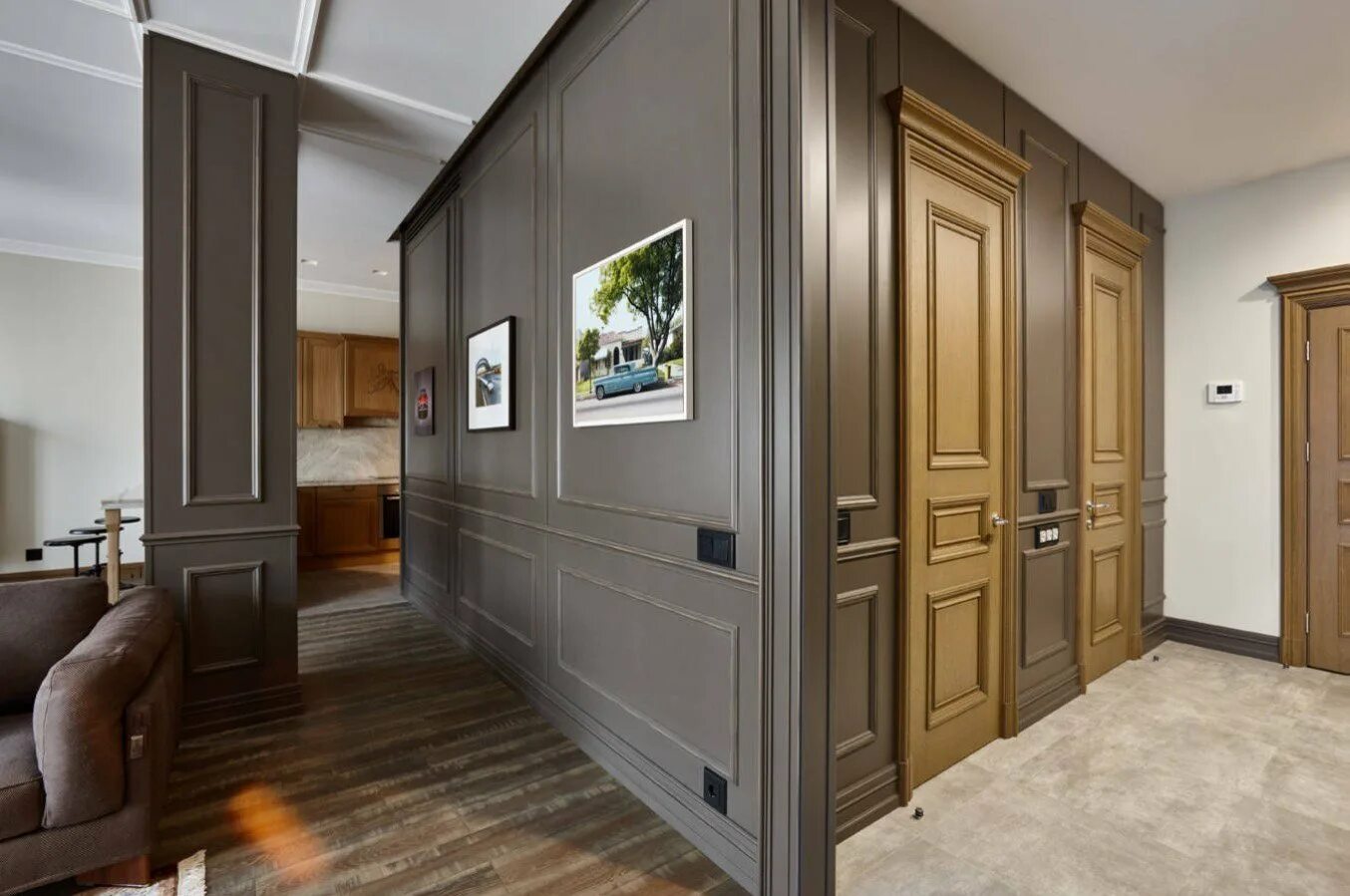 В коридор выходило несколько дверей и пока. Двери в интерьере. Деревянные двери в интерьере. Двери в современном интерьере. Двери в классическом стиле.