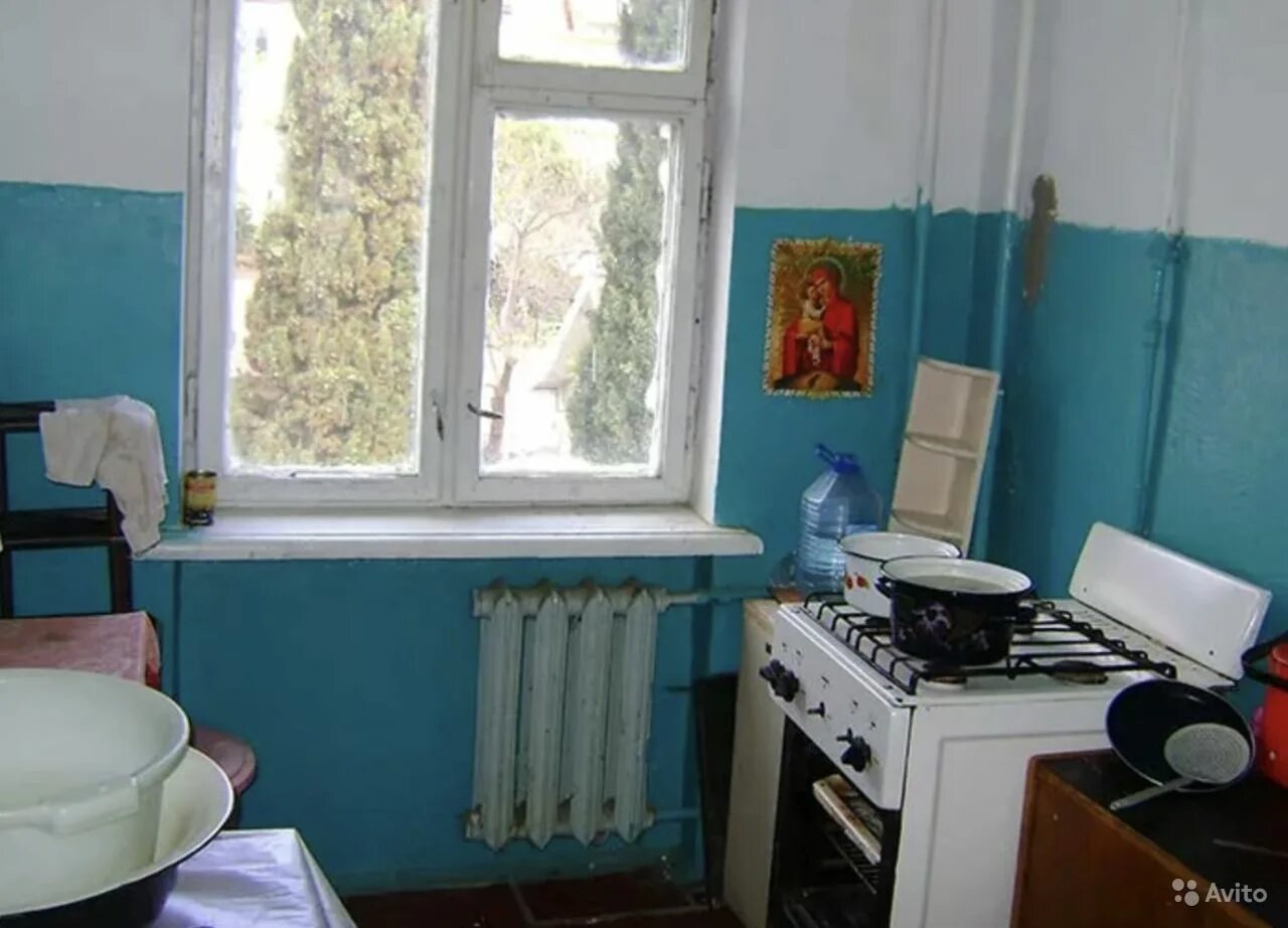 Сколько комнат в коммуналке. Комната в коммунальной квартире. Кухня в Советской квартире. Советская кухня в коммунальной квартире. Старая квартира без ремонта.