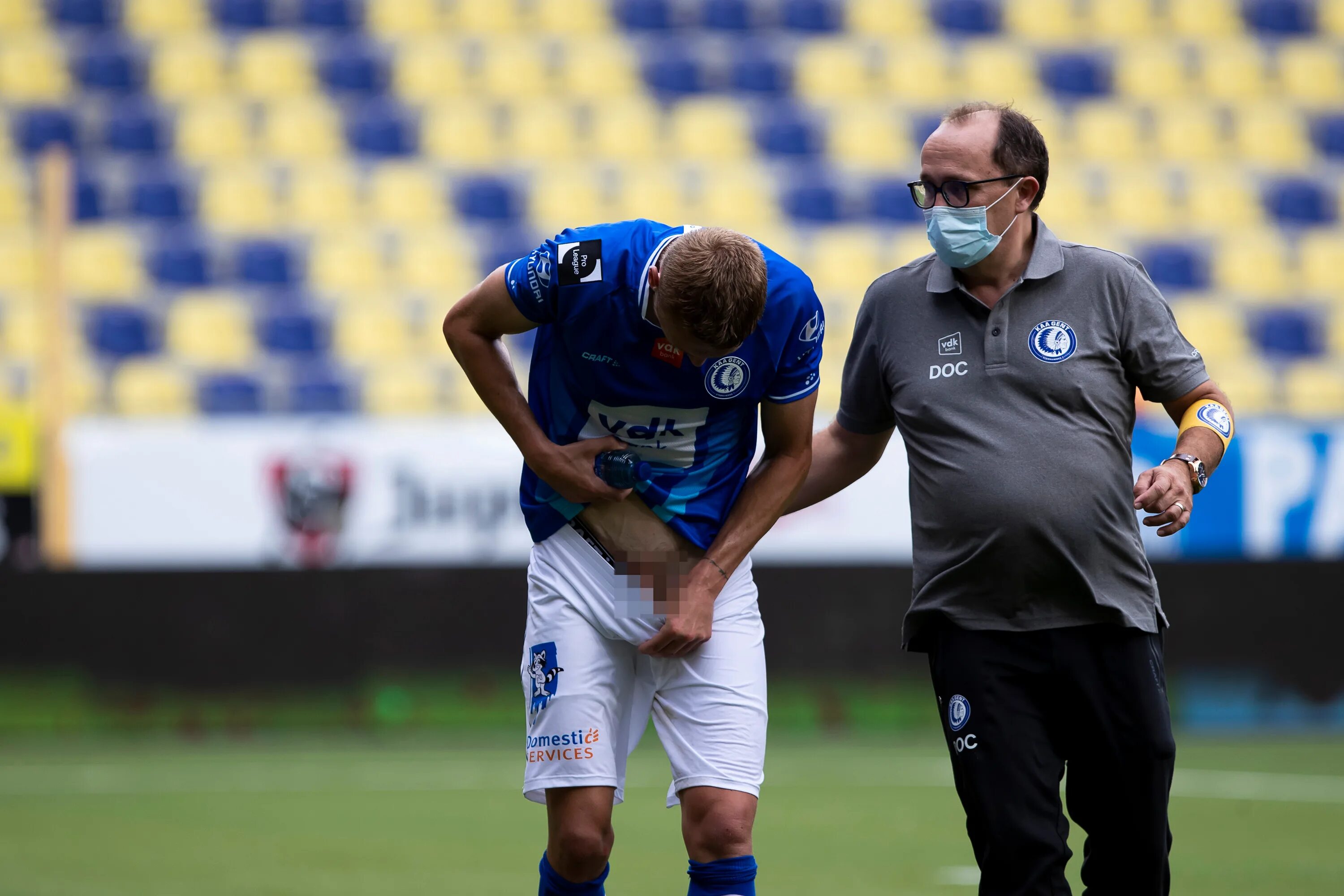 Травма вратаря гента. Травма вратаря гента. Бельгия травмированные игроки. Денис адамов фк сочи. Травма арсенал.