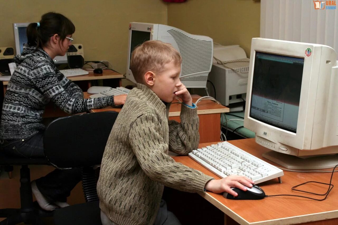 1 класс 1 ученик 1 компьютер. Ребенок за компьютером. Компьютер в школе. Старые компьютеры в школе. Школьник за компом.