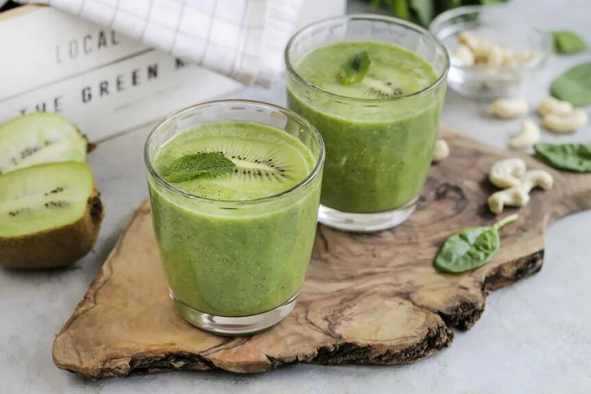 Смузи со шпинатом и бананом. Смузи со шпинатом и бананом. Смузи шпинат маракуйя. Шпинатный смузи. Банан со шпинатом.