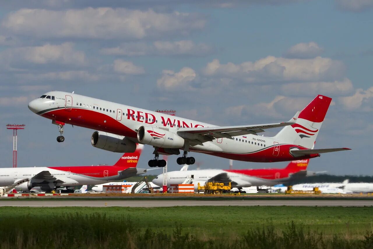 Boeing 777 200 red. Боинг 777 ред Вингс. Боинг 777 200 er ред Вингс. Boeing 777-200 ред Вингс. Самолеты Red Wings Boeing 777.