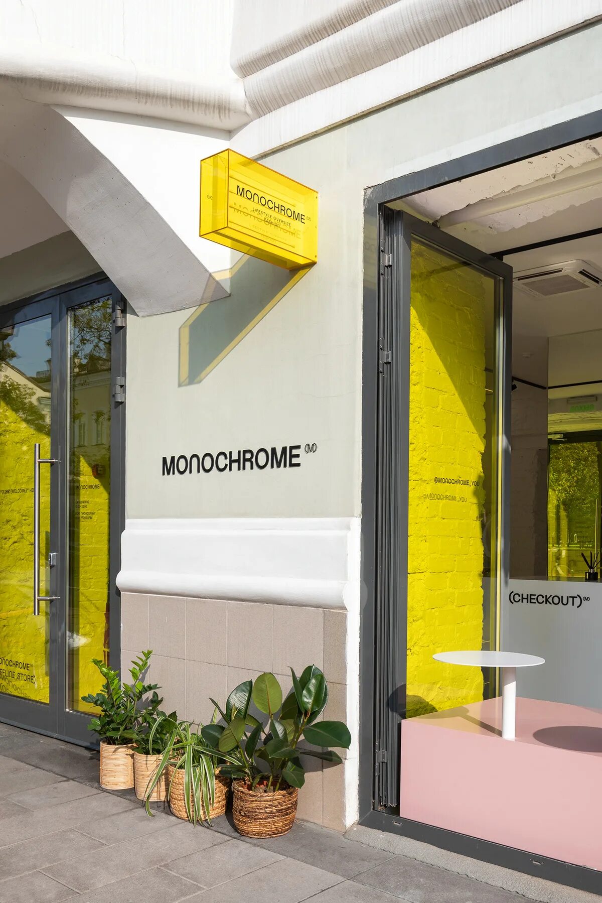 Monochrome магазин. Монохром магазин. Monochrome Store. Monochrom магазин. Монохром бутик.