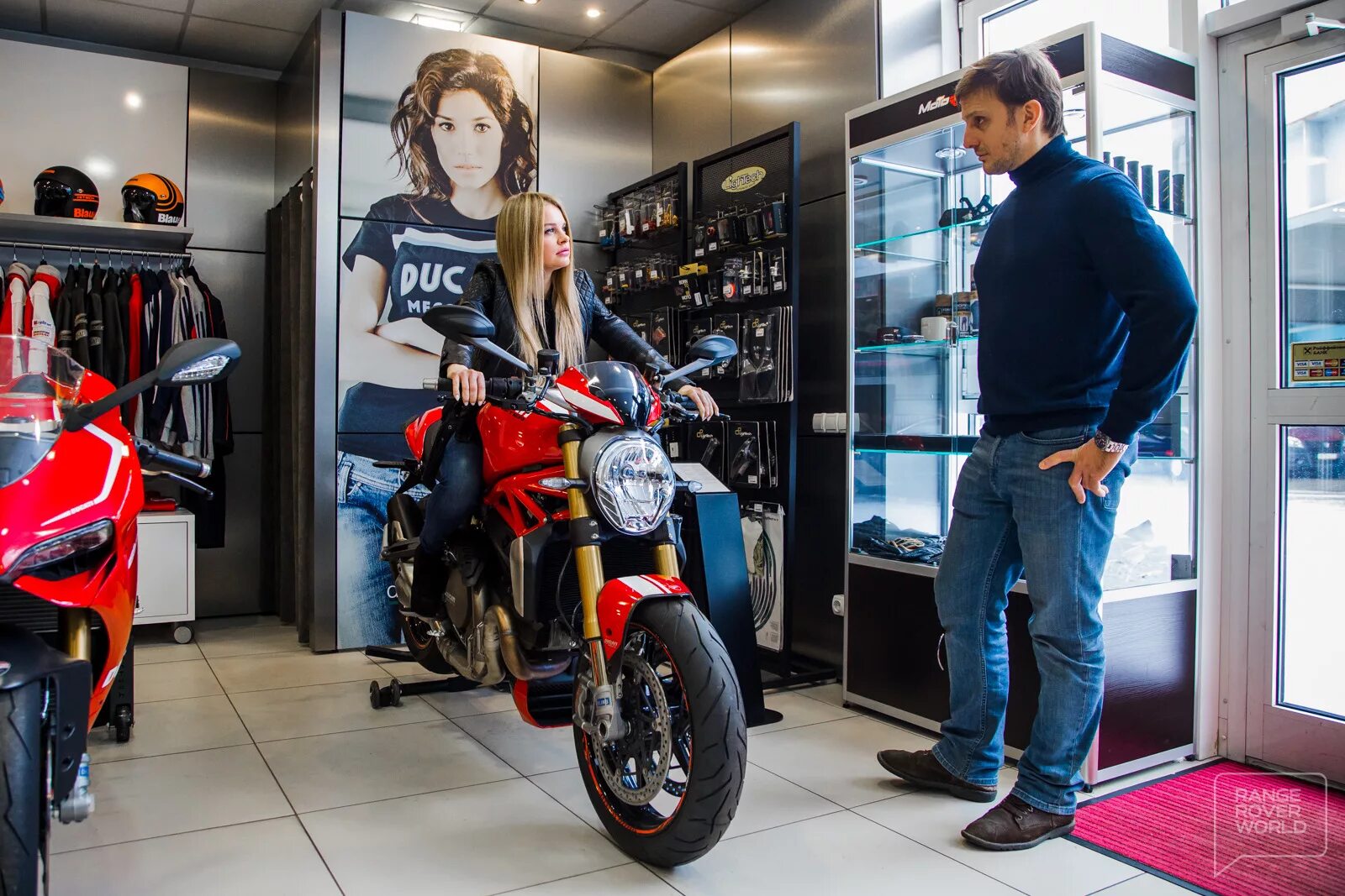 Мотоцикл купить новый магазин. Салон мотоциклов. Мототехника в салоне. Мотоцикл из салона. Мотоцикл в парикмахерской.