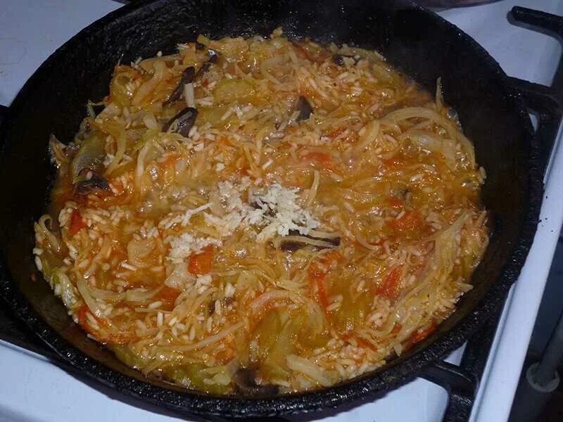 Готовим бигус из свежей капусты с мясом. Бигус из квашеной капусты. бигус с квашеной капустой. бигус 303. бигус овощи тушеные.