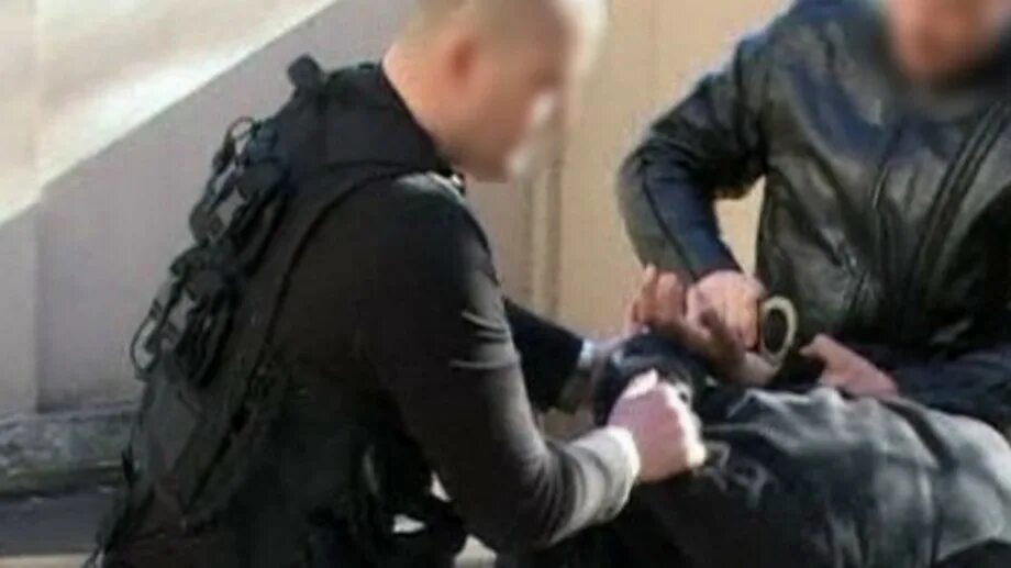 Задержан по подозрению в совершении. Полиция в москве задержала подозреваемого. задержали подозреваемого в грабеже. задержан мужчина, подозреваемый в разбойном нападении.