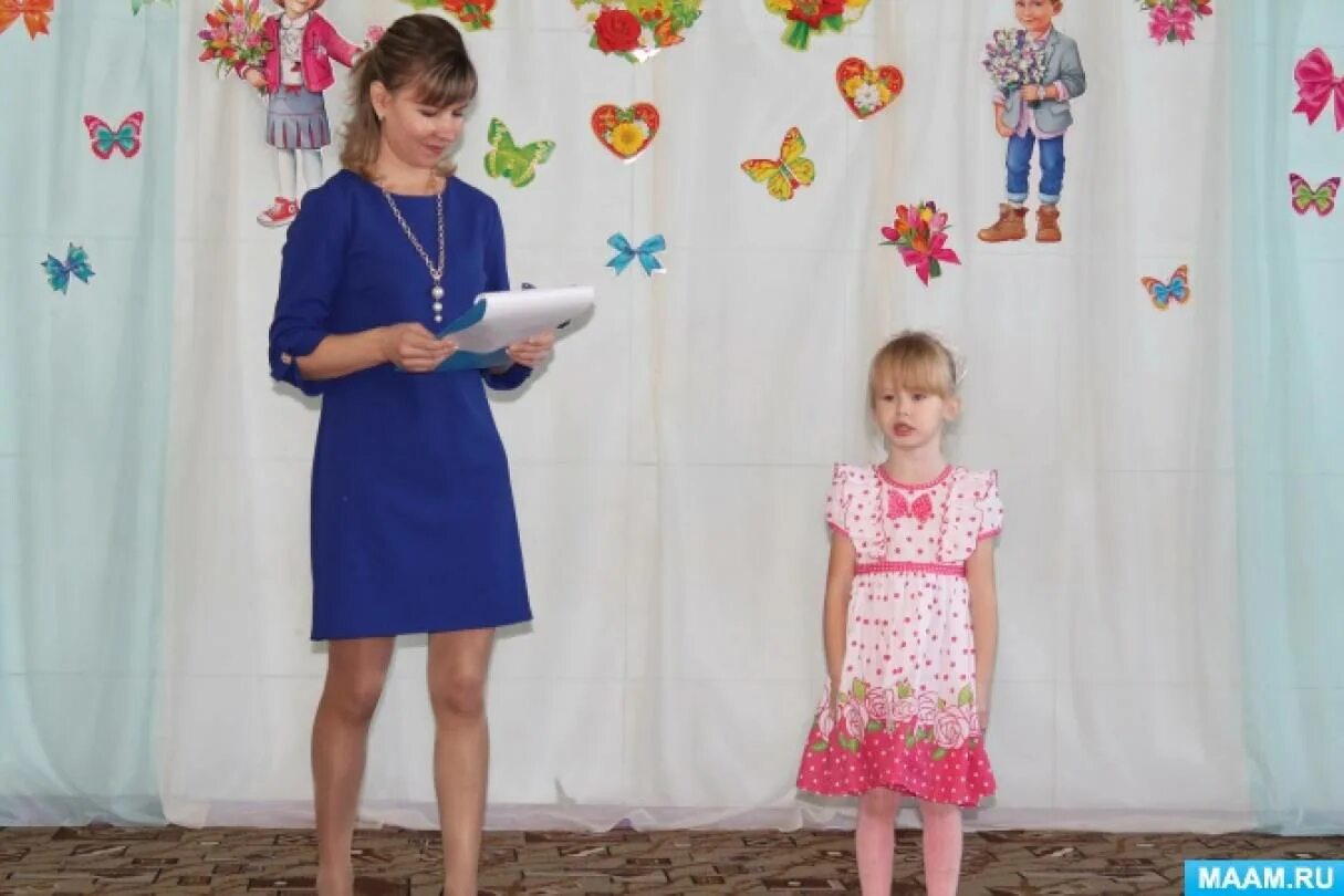 Утренник в детском саду приднестровье. Воспитательница на детском утреннике. Воспитательницы на утренниках. Утренник воспитательница. Смешные танцы на утреннике в детском саду воспитательница.