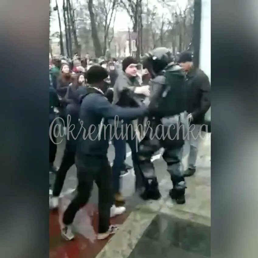 Полиция избивает митингующих. Нападение на сотрудника дпс. Погрузчик наехал на человека. Нападенианасотрудникаполоиция. Избиение сотрудника при исполнении.