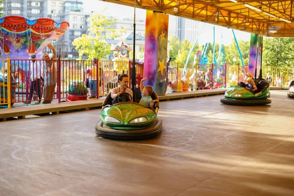 диснейленд лабиринт алисы. диснейленд в париже лабиринт. аттракционы в воронцовском парке. алиса парк аттракционов в москве. парк усадьба воронцово москва аттракционы.