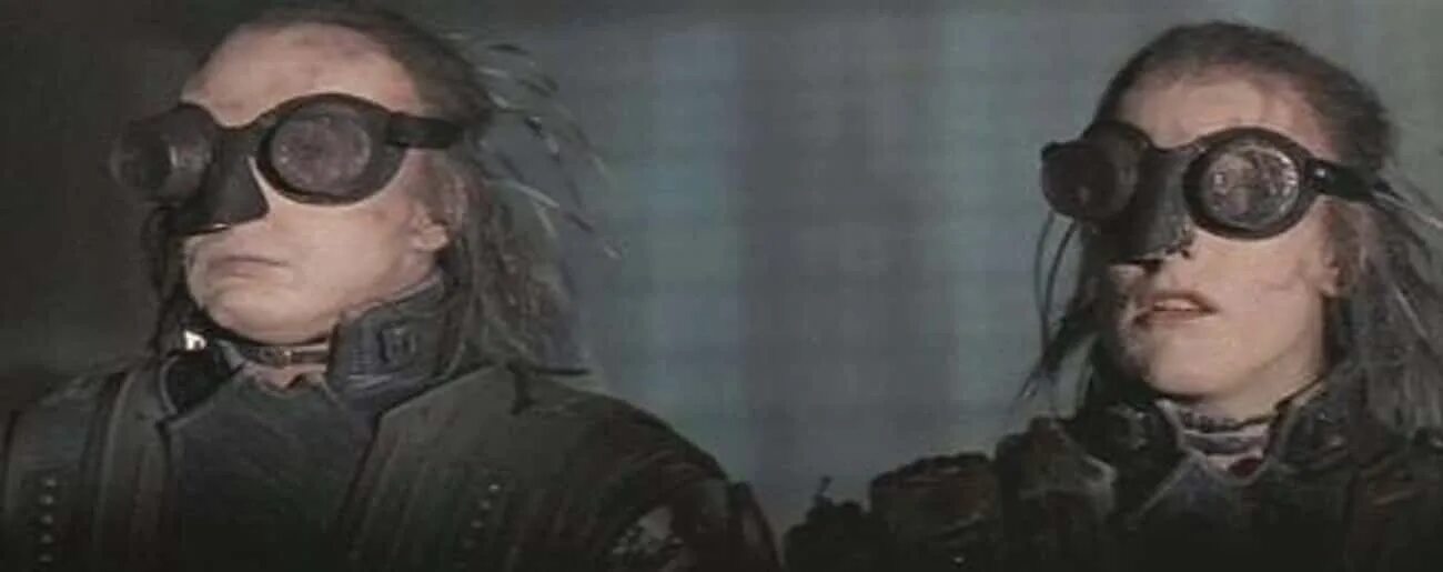 Злодей в круглых очках. Дункан маклауд кристофер ламберт. Кристофер ламберт горец 2. Кевин костнер горец. Горец 2 3.