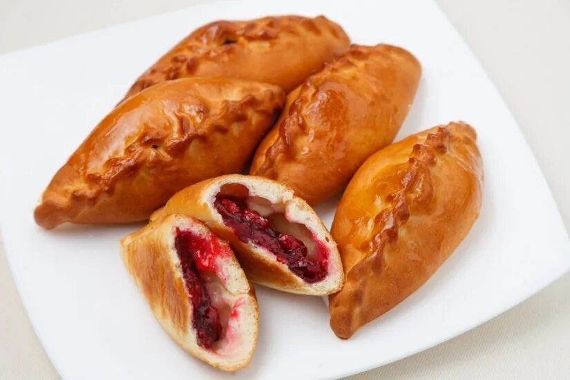 Выпечка. Пирожки печеные с мясом. Пирожки с вишней. Темохин пирожок. Румяный пирожок.