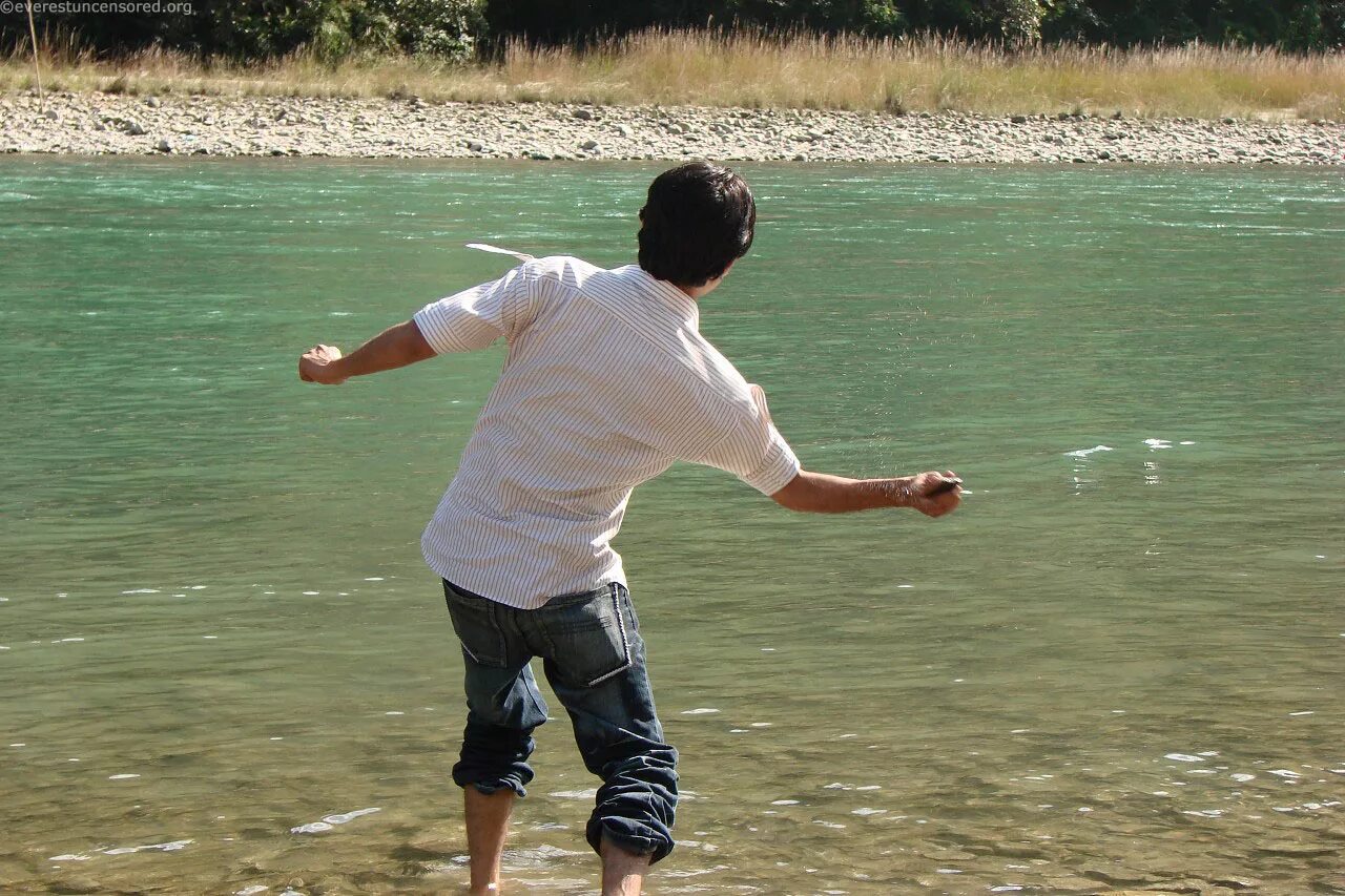 Skipping stones. Человек кидает. Брошенный камень. Брошенный человек.