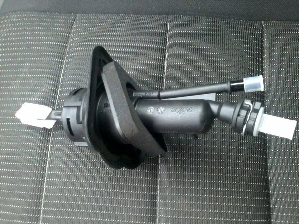 Цилиндр сцепления под педалью форд фокус 2. Главный цилиндр сцепления ford focus 2. Замена цилиндра сцепления фокус 2 рестайлинг. Шток сцепления на форд фокус 2. Замена цилиндра сцепления фокус 2 рестайлинг.