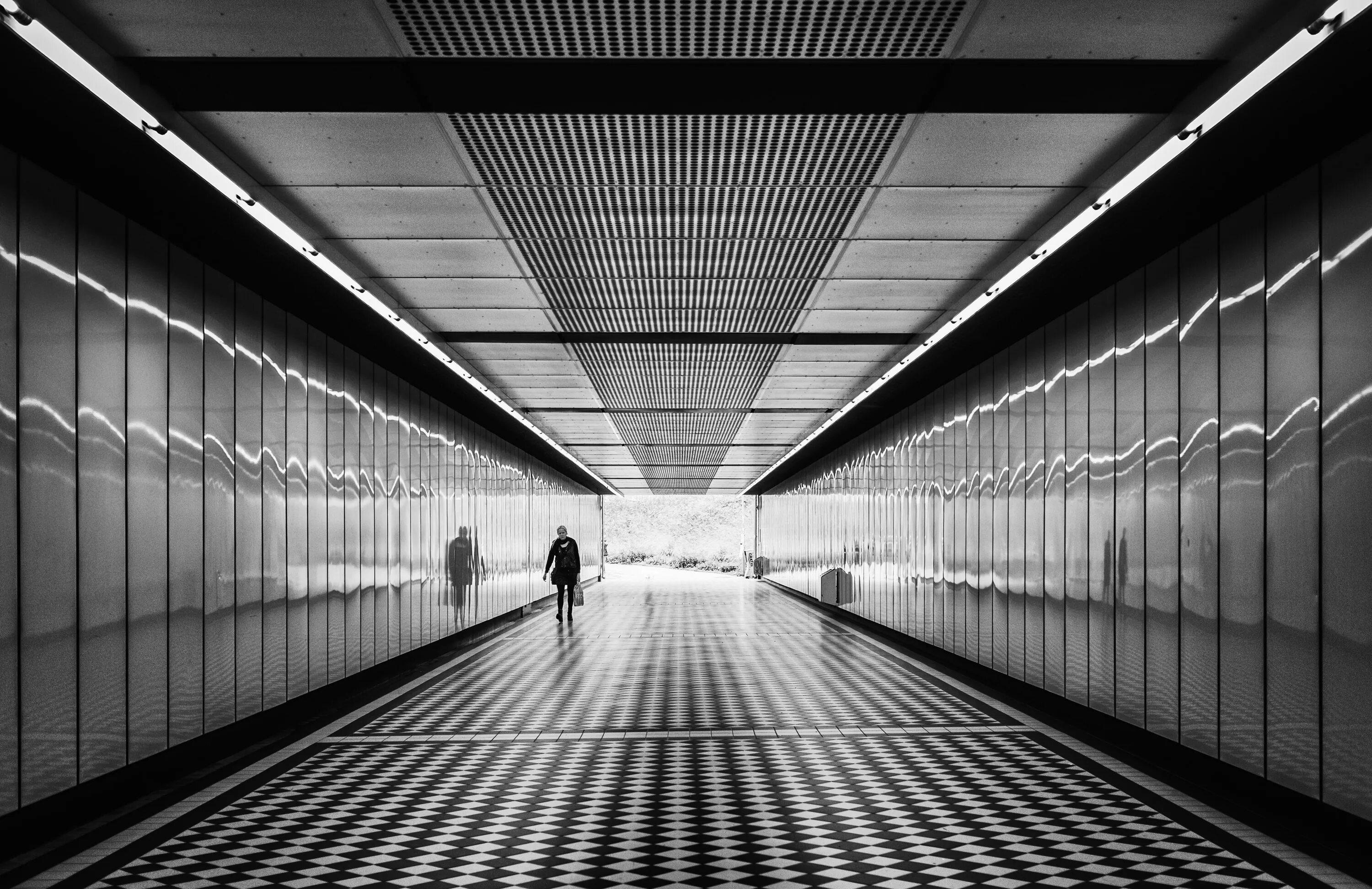 Hallway перевод. Линейная тональная перспектива. Коридор в перспективе. Линейная перспектива в фотографии. Перспектива черно белая.