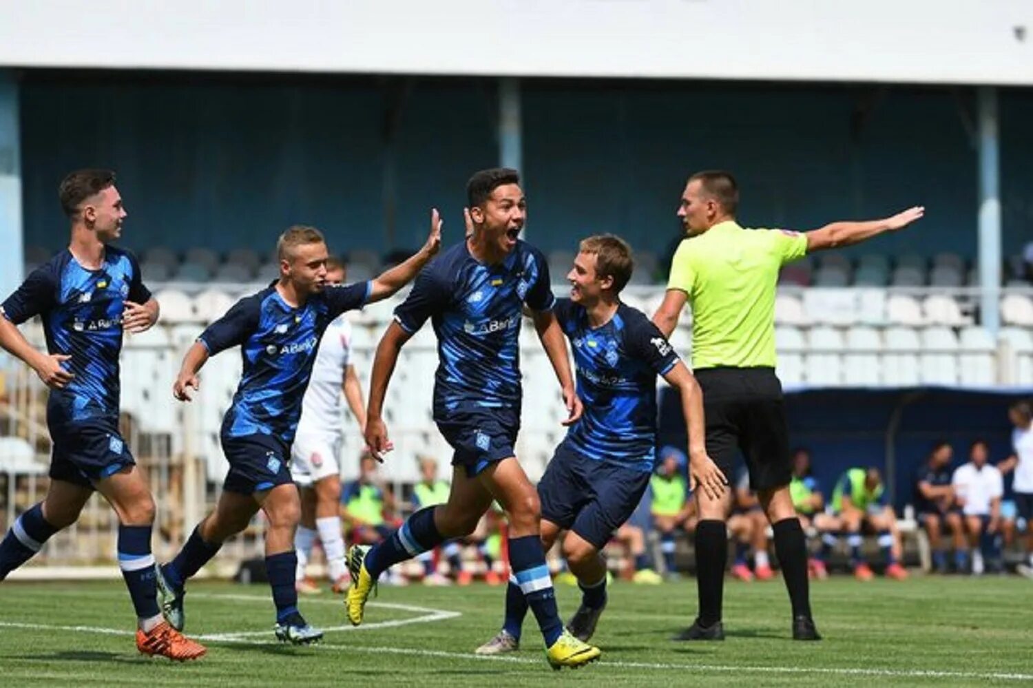 Динамо киев заря луганск. U-19 футбол. Динамо Украина. Динамо Луганск. U19.