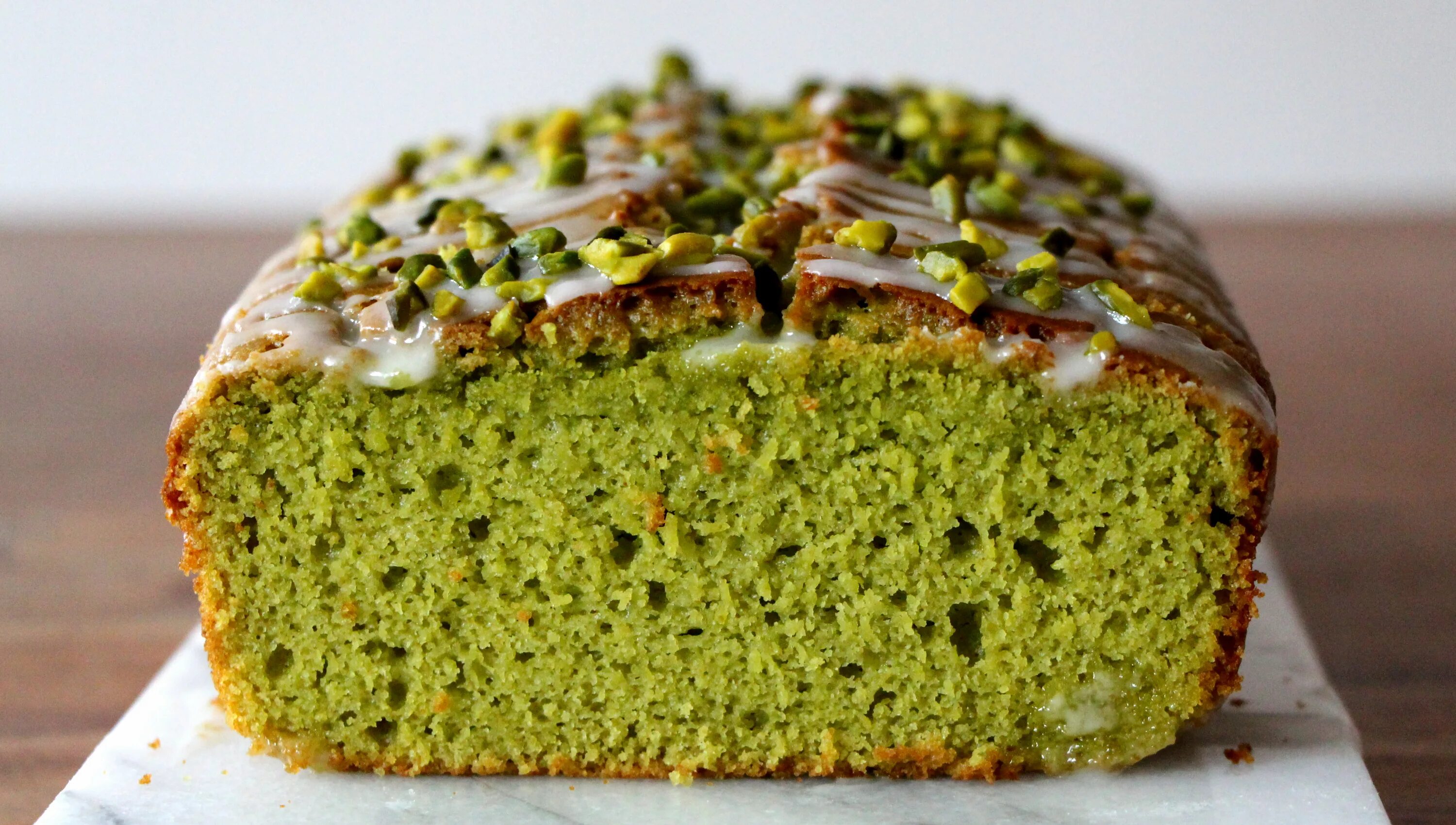 Pistachio Cake фисташковый пирог. Торт изумрудный Шпинатный. Шпинатный бисквит. Pistachio Cake клематис. Пирог без яиц на воде