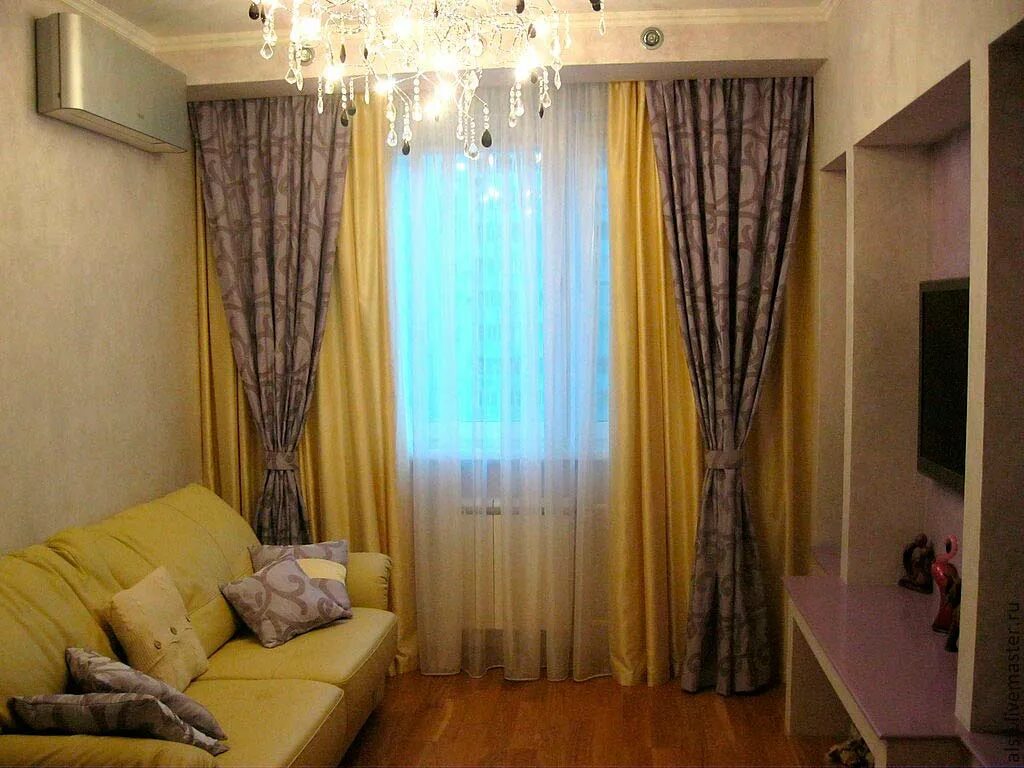 шторы в зал в хрущевку. шторы в гостиную с низким потолком. шторы маленького зала. декор окна в гостиной в современном стиле. шторы для низких потолков в зале.