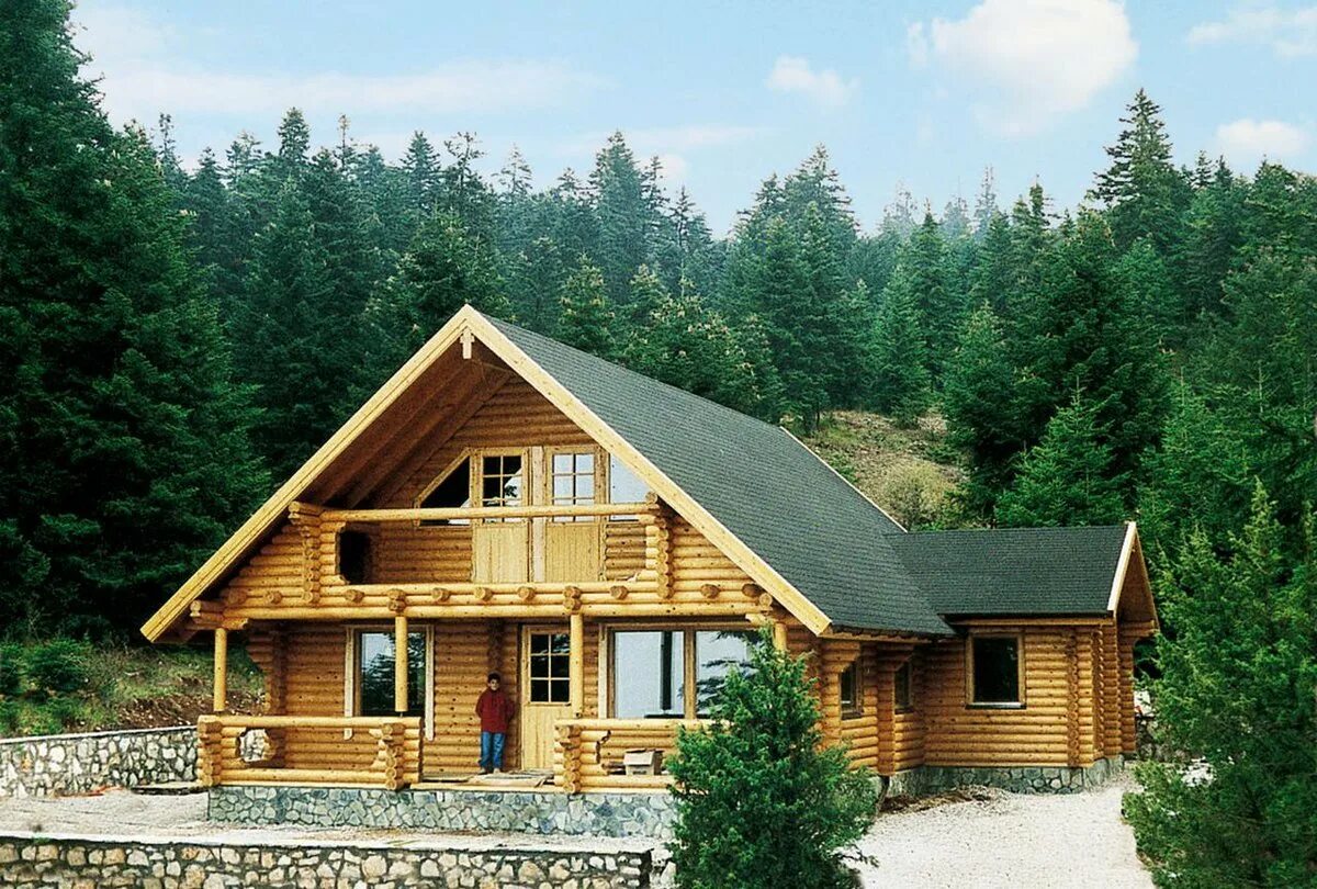 Кело канадский кедр. Лесной строительство домов. Дом шале камень/дерево в сосновом бору. Постройка дома. Лесной строительство домов.