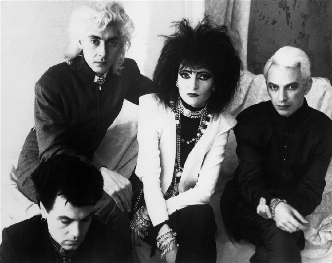 The banshees jigsaw feeling. Banshee группа. Siouxsie and the Banshees. Siouxsie Sioux группа. Siouxsie and the Banshees исполнитель группа.
