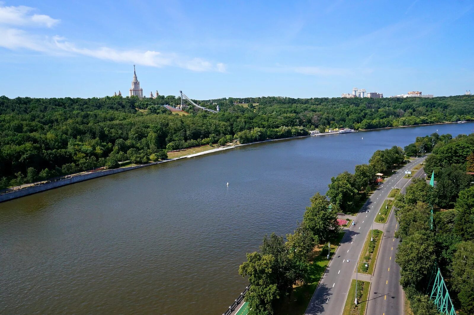 Москва река читать краткое. Реки Москвы. Воробьёвы горы Москва. Воробьёвы горы Москва Москва река. Москва река водная артерия столицы ее важная транспортная магистраль.