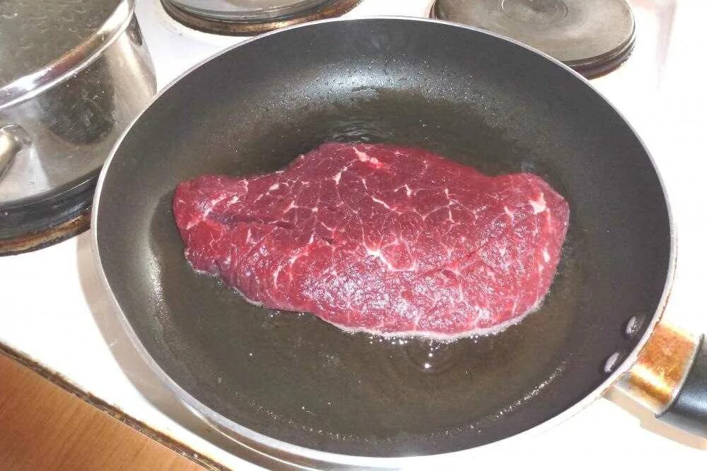 Приснились большие куски мяса. Говядина на сковороде. Стейк говяжий рибай. Говядина ломтиками на сковороде. Свежее мясо каждый день картинка.