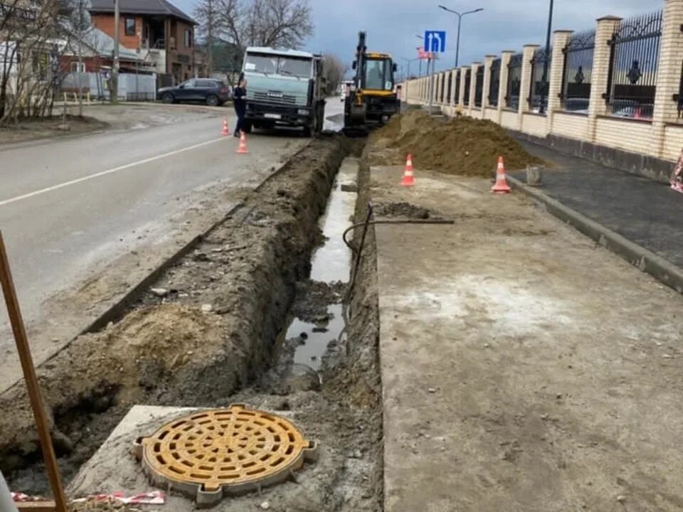 Загрязнение реки кубань в краснодаре. Крае водопровода. Коллекторы канализационные в краснодаре. Трубы городской канализации. Прочистка канализационного коллектора мощная.