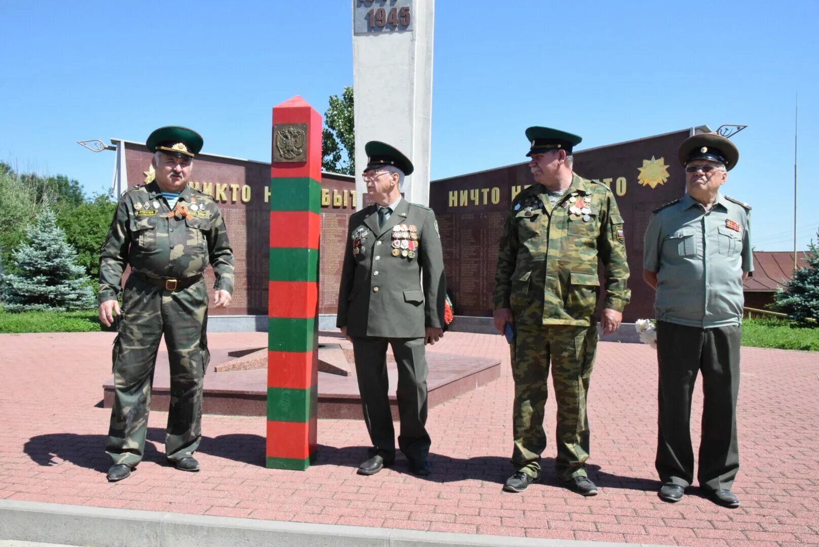 Пограничники в колонне. День пограничника Апшеронск 2022. Гродеково день пограничника. День пограничника Славянск на Кубани. День пограничника в россии 2024 году