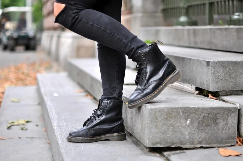 Dr martens 1460 мужские. Ботинки на осень для широкой ноги. Ноги в ботинках. Dr martens ботинки мужские. Обувь на ноге отзывы.