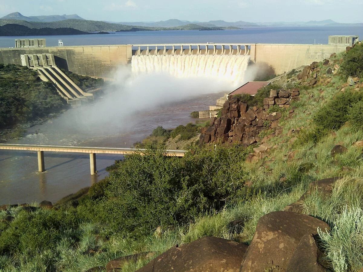 Видео дамб. Дамба Gariep dam. Плотина Гарьеп (Gariep) в ЮАР,. Плотина Шануана. Плотины Кандаджи.