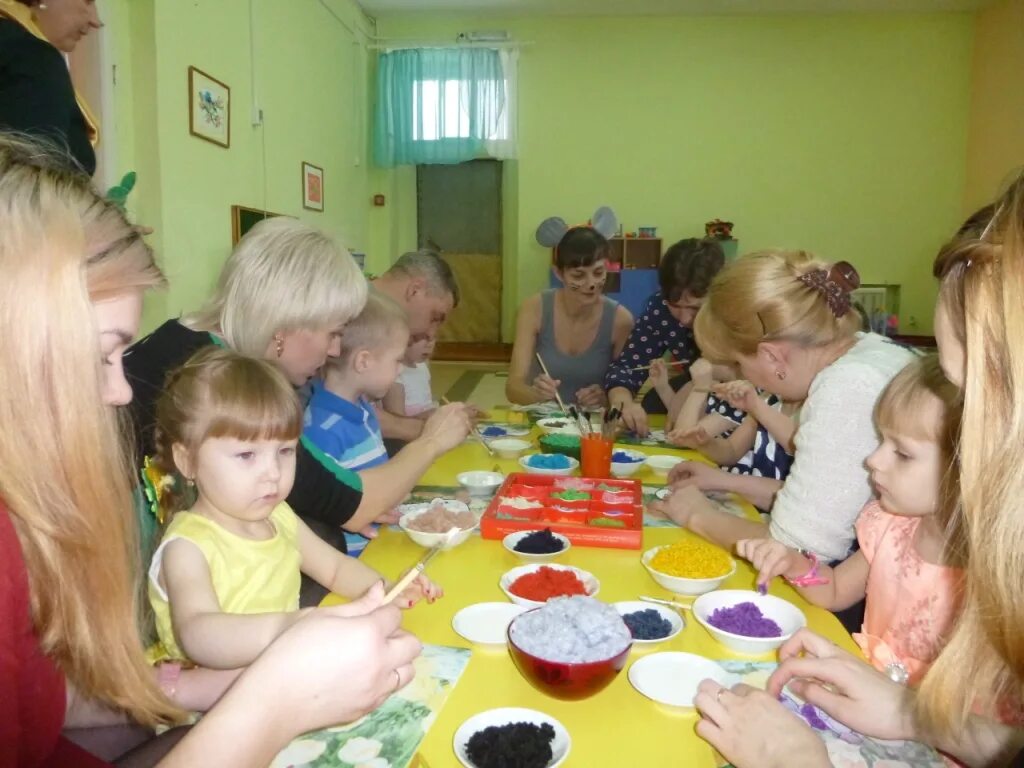 День семьи занятие в детском саду. Открытые занятия для родителей. Родители в доу. Родители в детском саду. Творческие занятия в яслях.