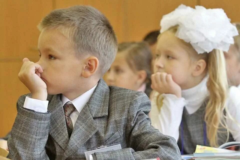 Первоклашки за партой. Дети в школе. Первоклассники. Что любят дети в 1 классе. Дети в школе.