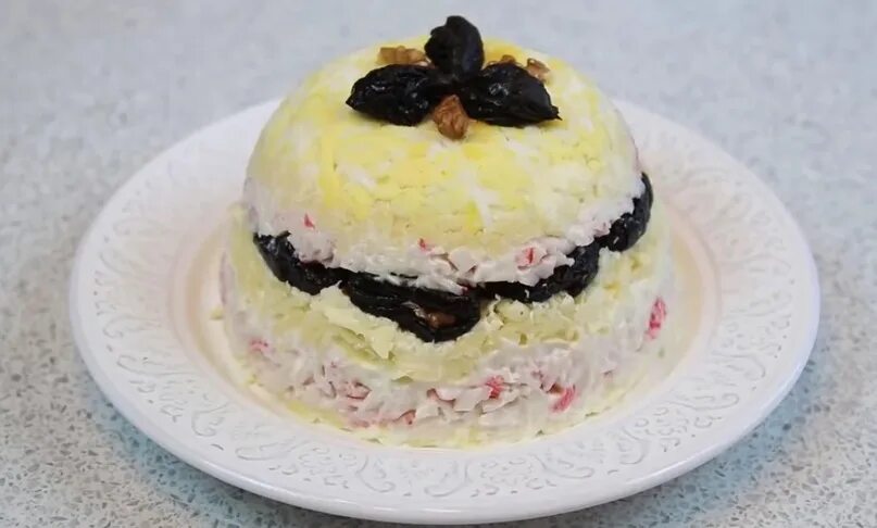 Салат черный жемчуг с черносливом. Салат черный жемчуг. Салат черный жемчуг. Салат черный жемчуг с черносливом. Салат черный жемчуг рецепт с черносливом.