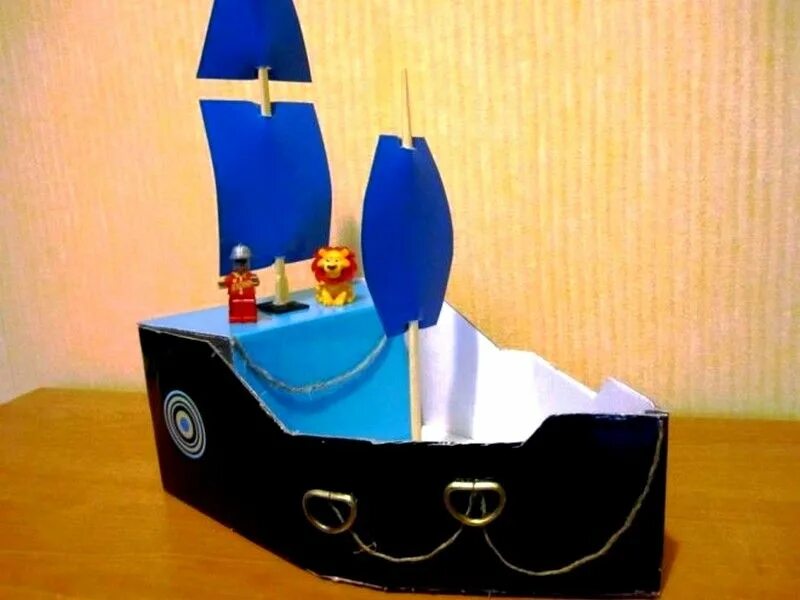 Корабль в детском саду своими руками. Поделка кораблик. Поделка корабль. Поделка корабль из картона. Кораблик из картона для детей.