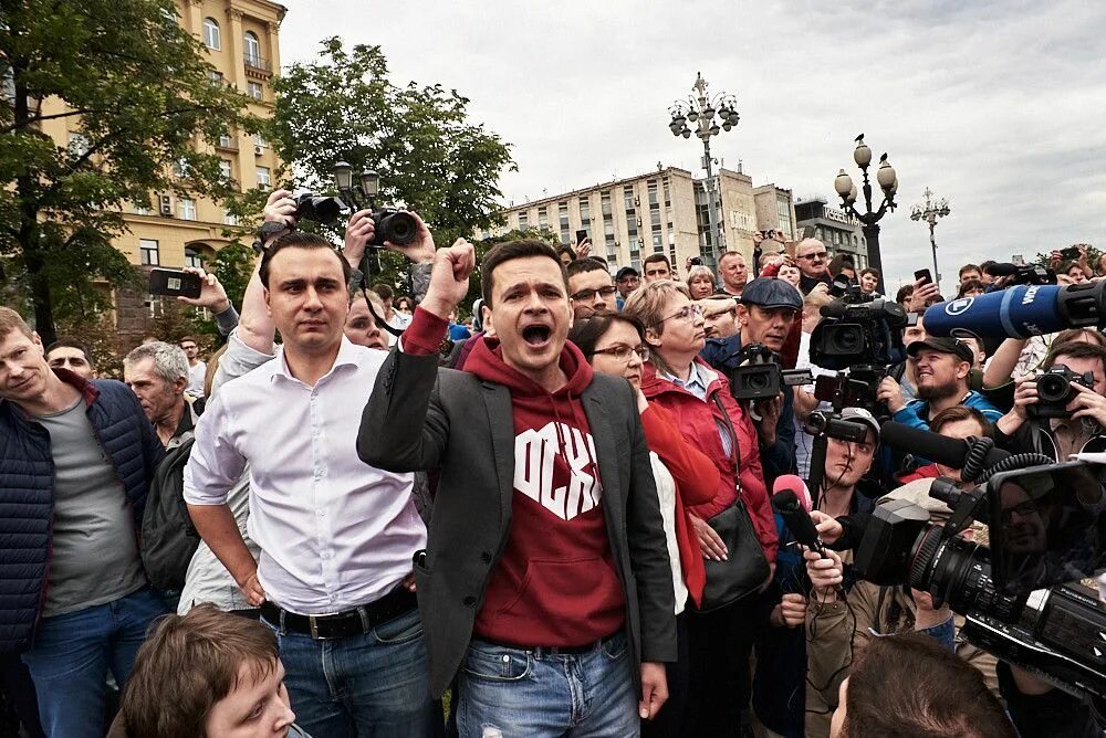 Представитель оппозиции. Митинг оппозиции. Митинг оппозиции в Москве. Оппозиционеры в Мосгордуме. Либеральный митинг.