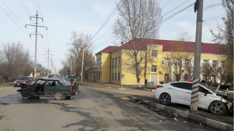 Пожар в загородном доме. Энгельс 2 сегодня. Энгельс ул космонавтов 15. Дом горит. Авариясегодння вэнгельсе.