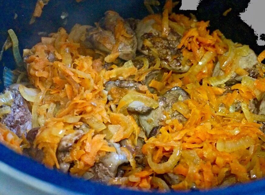 Печень в сметане с морковкой. Печень с луком и морковью. печень с луком и морковью на сковороде. куриная печень с луком и морковью. куриная печень с луком и морковью на сковороде.