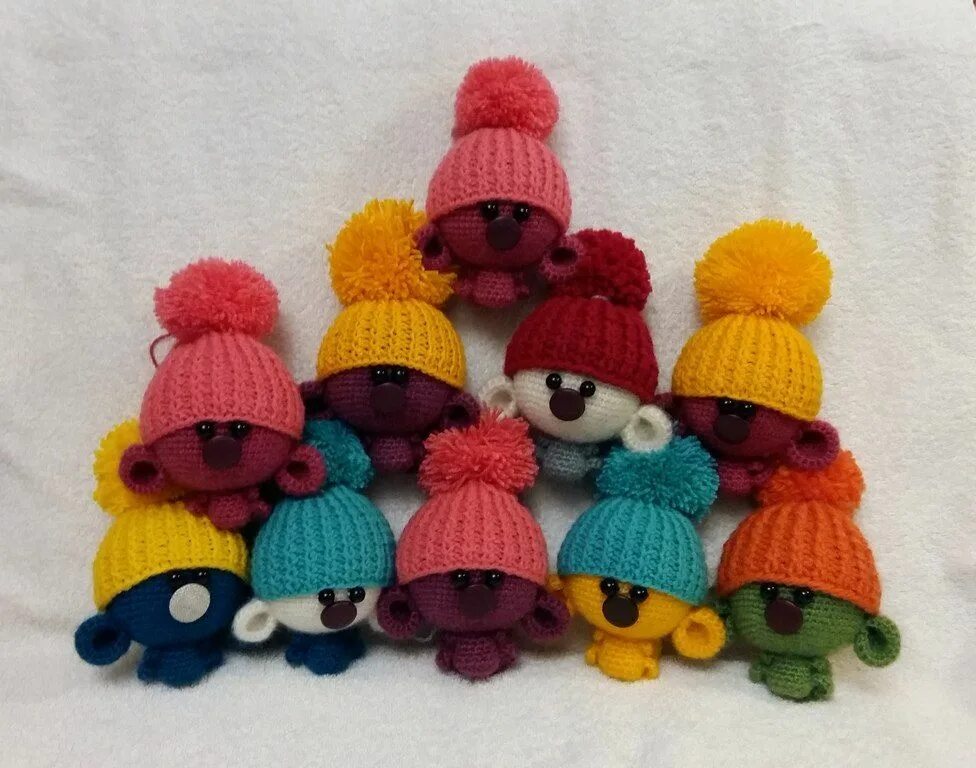 Связать шапку игрушке крючком. Игрушка мишка в шапочке крючком. шапочка для амигуруми крючком. шапочка амигуруми для игрушки. игрушечный медведь в шапке.