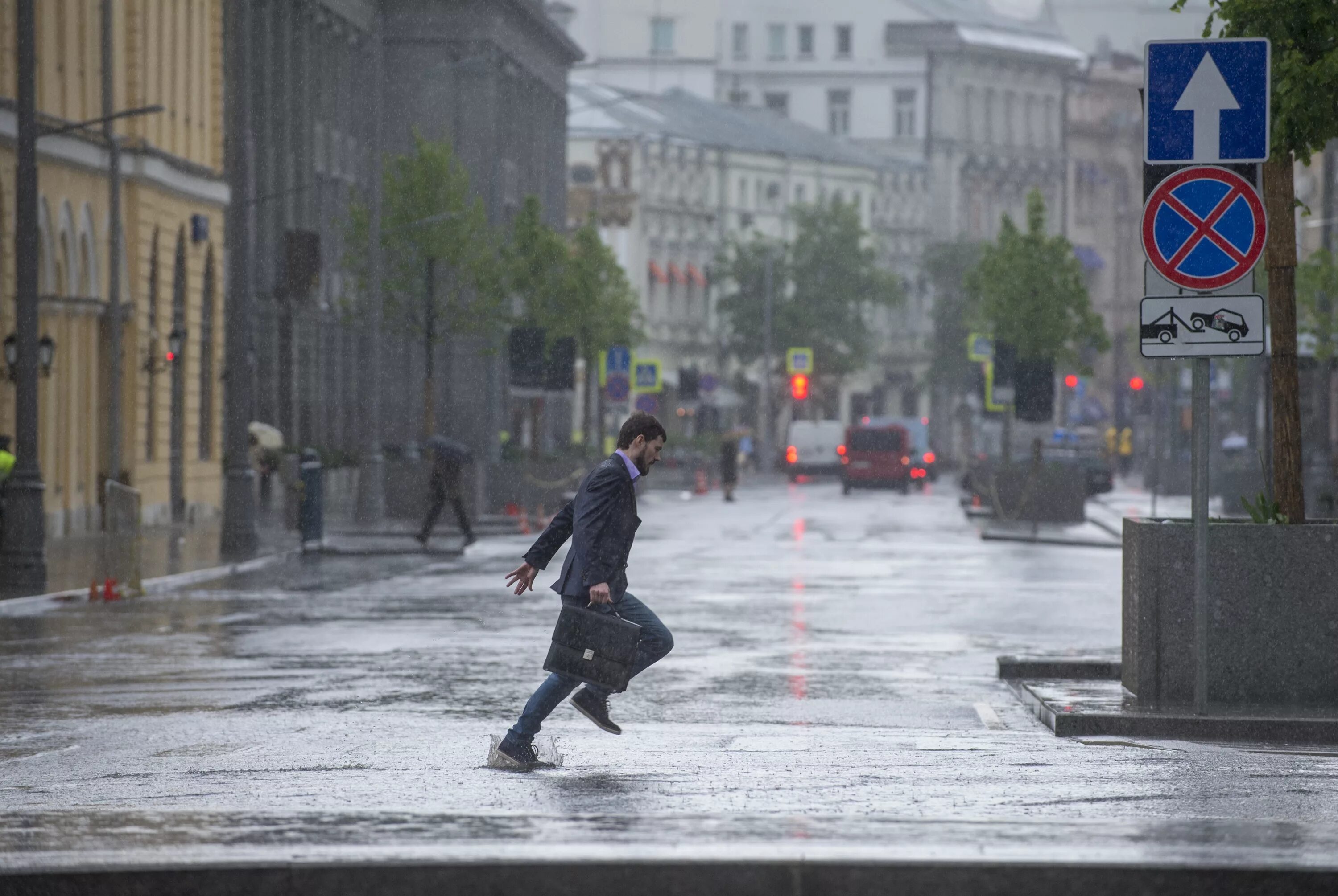 После не так давно прошедшего дождя. Дождливая Москва. Дождь в Москве. Дождь город Россия. Летний дождь в Москве.