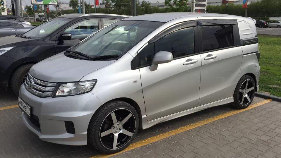 Колеса хонда спайк. Honda freed Spike r17. Honda freed Spike r17 колеса. Honda freed Spike Mugen. Honda freed Spike r16.