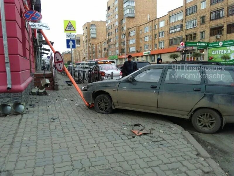 Сбило дорожным знаком. Авария знак. На перекрёстке Ленина и труда снесли дорожный знак.